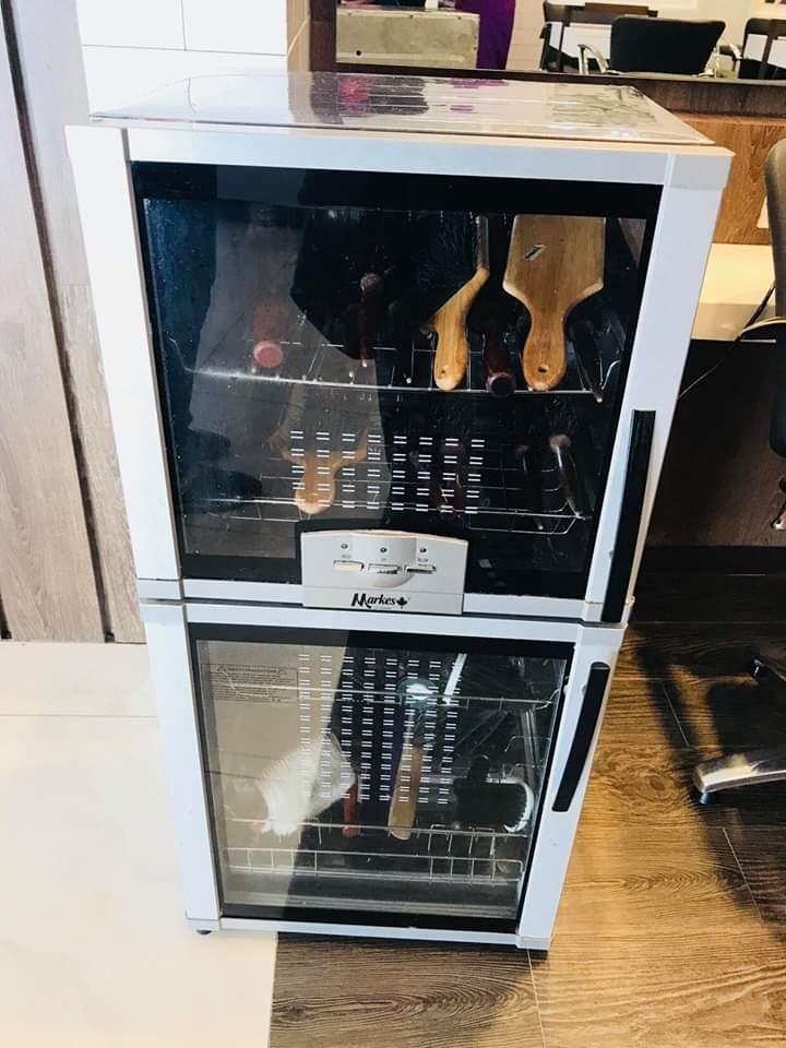 Sanitizing container for salon tools