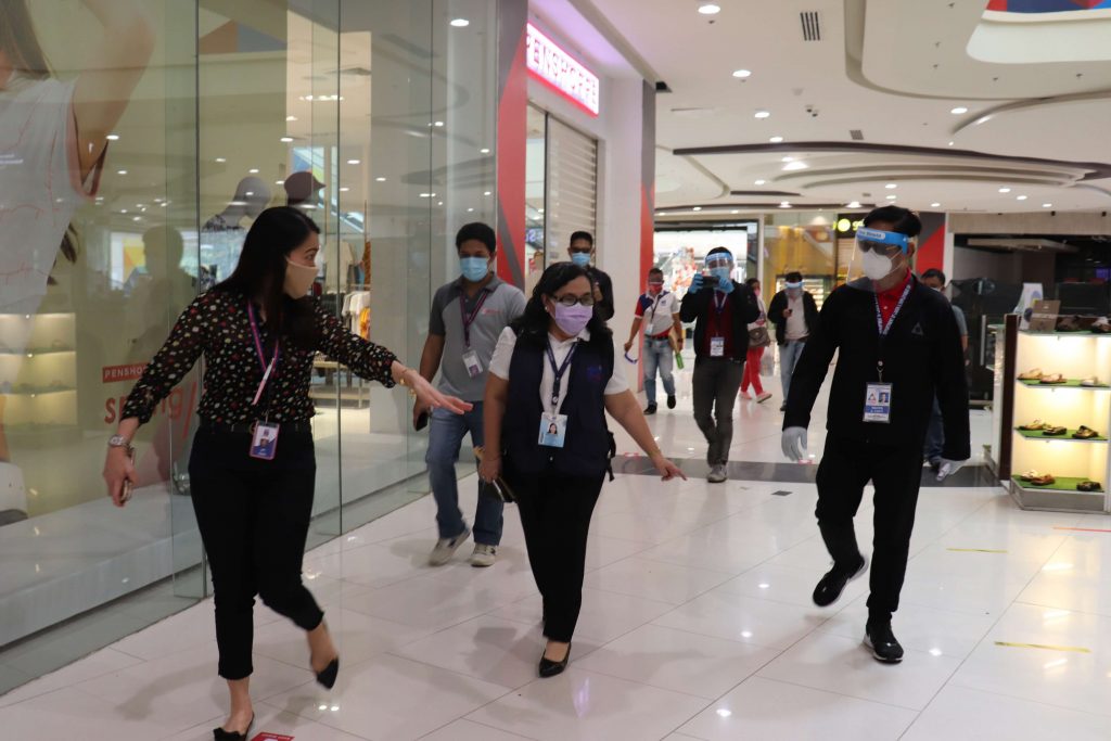 In photo are Robinsons Land Regional Operations Manager Eden Baleton, DTI 8 Regional Director Celerina Bato and DOLE 8 Regional Director Yahya Centi