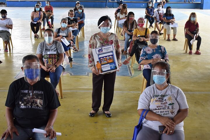 Provincial Director Mercedes A. Parreño with Livelihood Seeding Program – Negosyo Serbisyo sa Barangay Beneficiaries in Teresa, Rizal