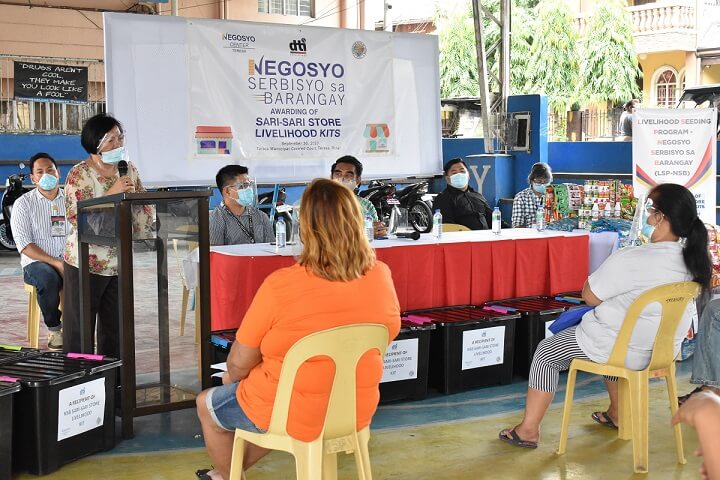 Provincial Director Mercedes A. Parreño gives an inspiring message for the LSP-NSB Beneficiaries) (From left to right: Councilor Hoaward Francisco, PD Mercedes A.Parreño, Councilor Aurelio Selibio Jr., Vice Mayor Jose Jeriel Villegas, Councilor Joshua San Jose and Councilor Ferdinand Santiago