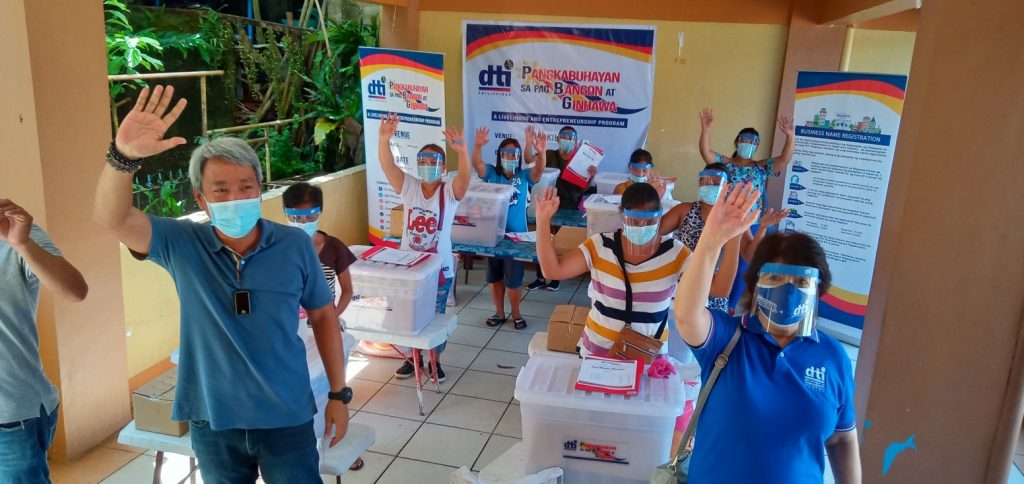 A photo of DTI-Laguna’s Provincial Director Susan R. Palo and Pakil Municipal Mayor Vincent L. Soriano, with the beneficiaries - wearing masks and faceshields, and with social distancing