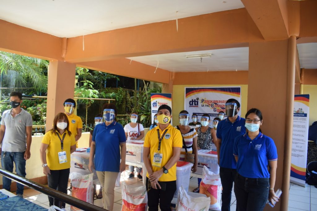 A group photo of DTI-Laguna staff with the beneficiaries