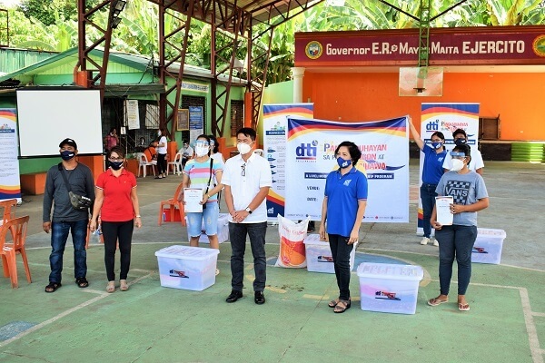 Sari-sari store onwers, dormat makers receive their livelihood kits from DTI