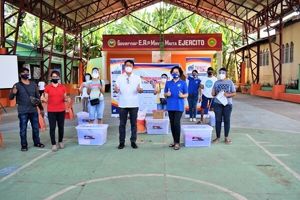 Sari-sari store onwers, dormat makers receive their livelihood kits from DTI