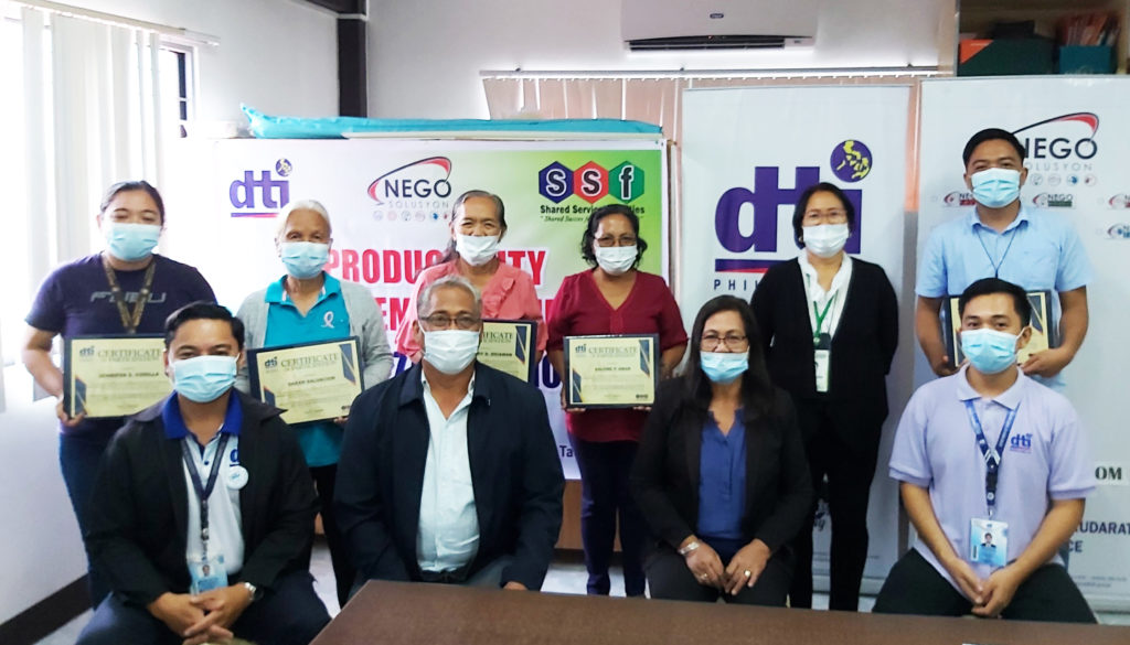 participants holding certificates during the hybrid consultation-session seminar