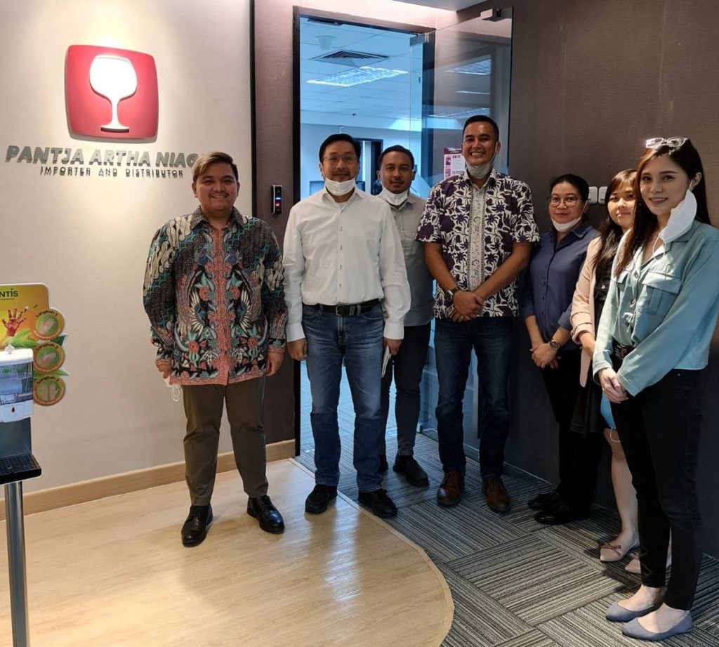 Photo of PTIC-Jakarta Commercial Attache with representatives from Indonesian importer PT Pantja Artha Niaga (PAN)