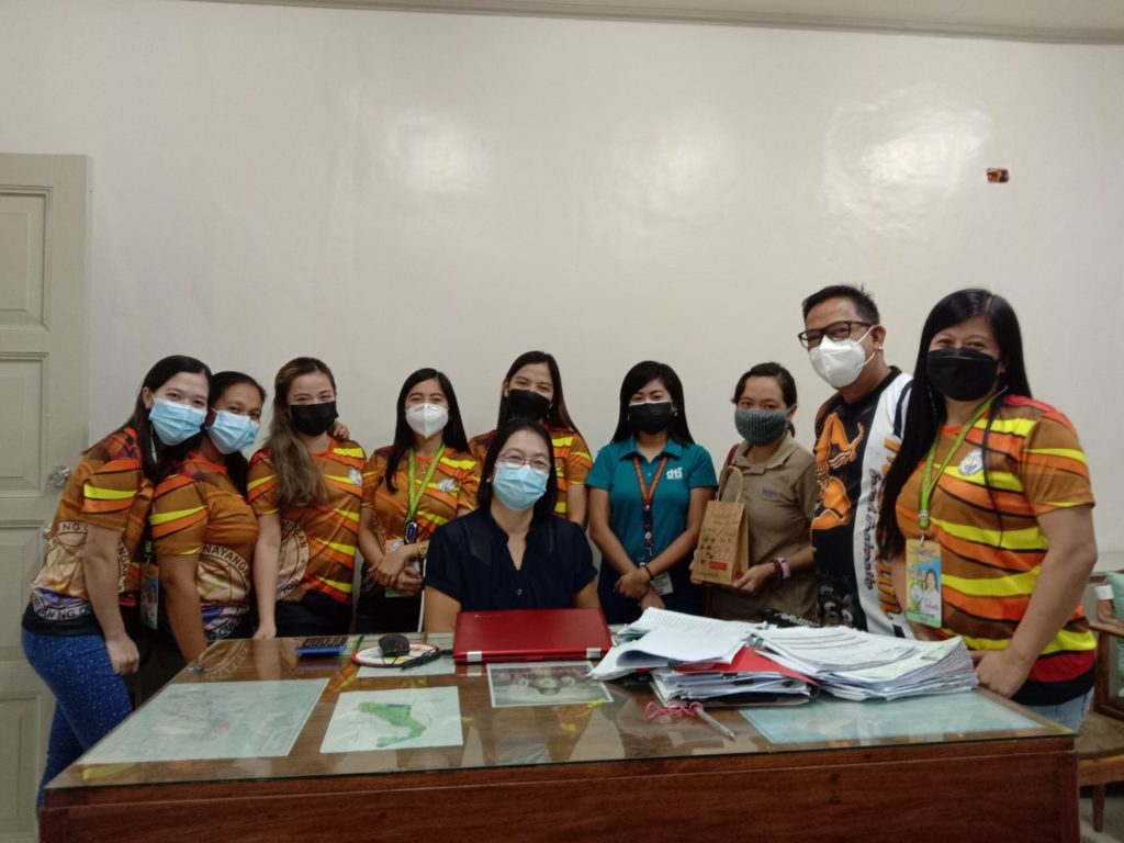 In photo: New and Former Negosyo Center Business Counselor together with the Mayor of Guinayangan, Quezon