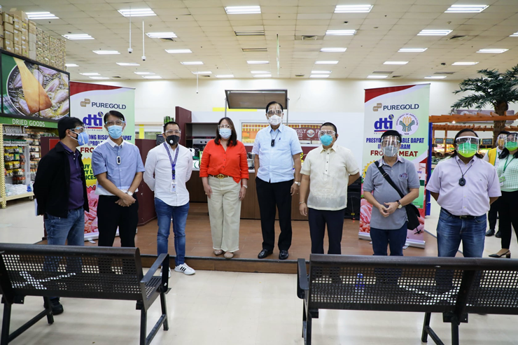 DA AMAS Director Dennis Arpia, DA Asec Noel Reyes, DA Asec Federico Laciste DTI-CPG Usec. Ruth B. Castelo, DA Secretary William Dar, DTI-CPAB Director M. Marcus N. Valdez II, Atkins CEO Mr. Gabriel Ang, Puregold VP Mr. Antonio delos Santos led the launch at Puregold QI