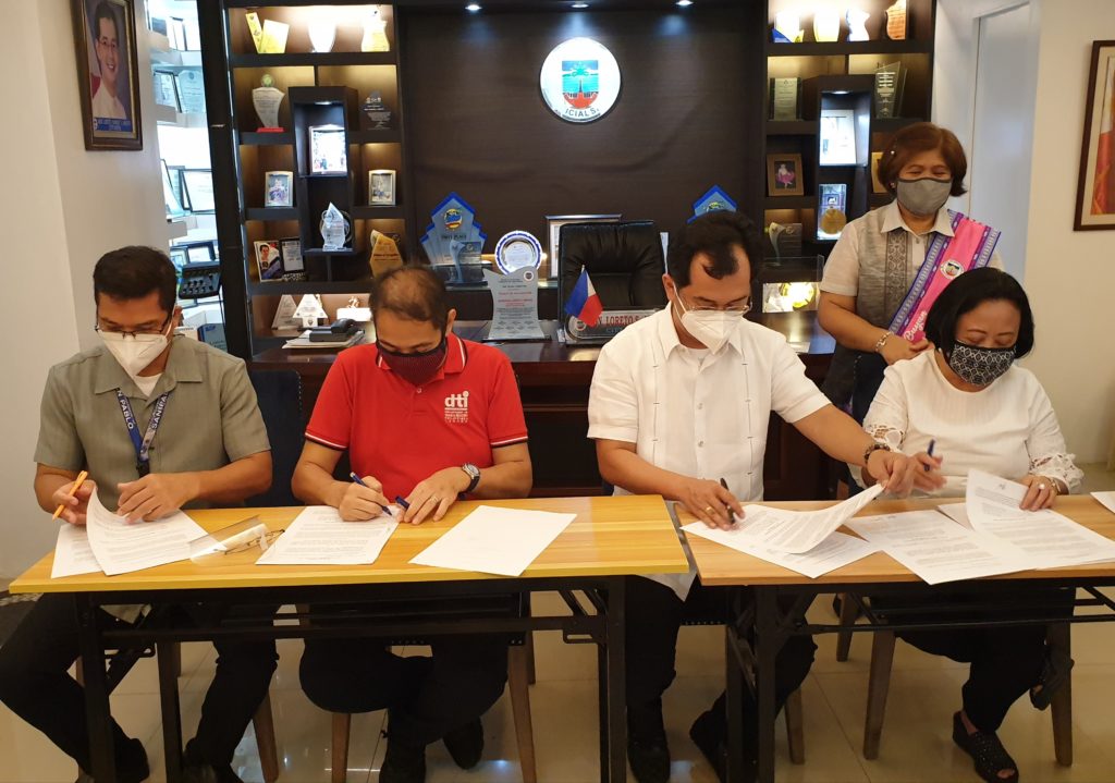 in photo: Assistant City Agriculturist, Mr. Elmer A. Belen, DTI Laguna Provincial Director Clarke S. Nebrao, San Pablo City Mayor Loreto S. Amante and DTI Region 4A Director Marilou Q. Toledo in signing the agreement.