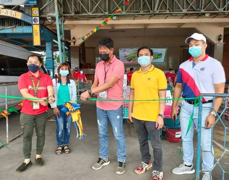 DTI Laguna Provincial Office personnel in partnership with Puregold in gracing the Diskwento Caravan in Mabitac, Laguna