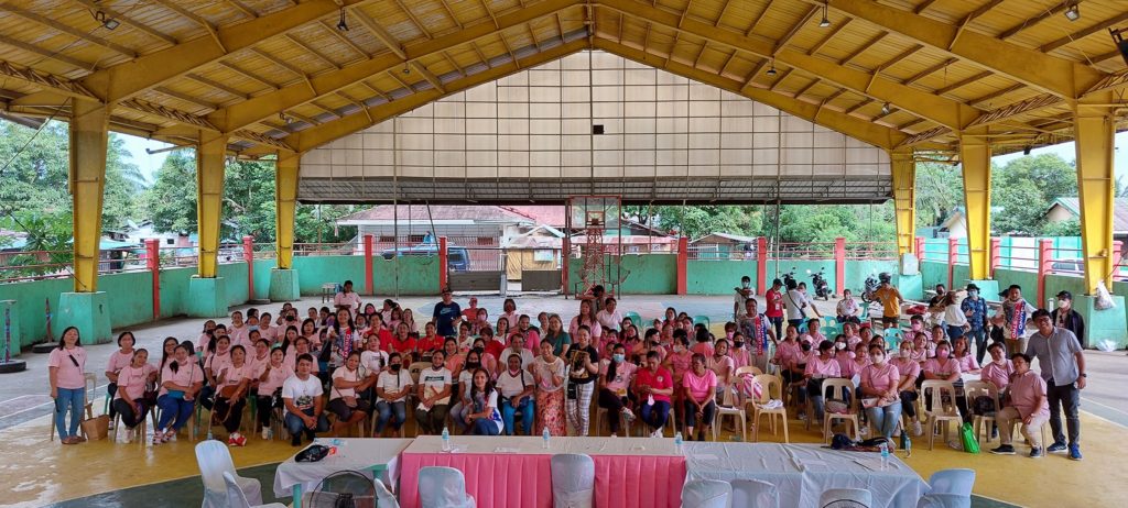 Group photo: KALIPI Real women's federation forum attendees