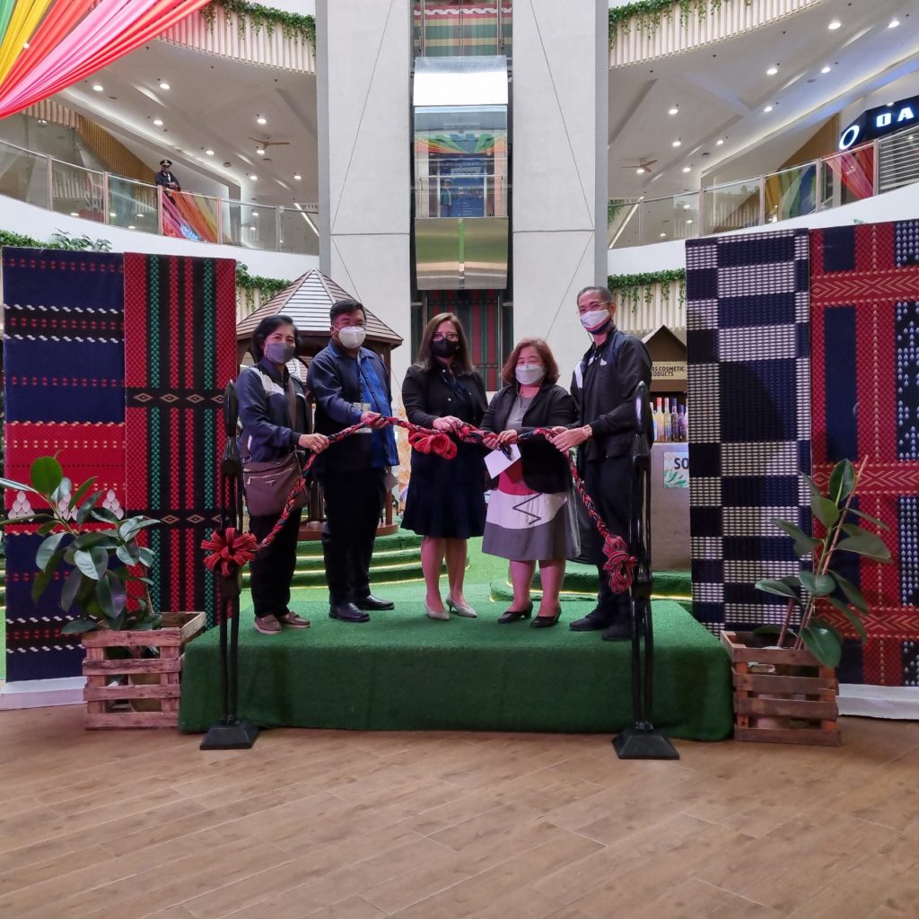 Ribbon cutting headed by DTICAR OIC-Regional Director Juliet Lucas, DTI-Benguet Provincial Director Samuel Gallardo, DTI-Laguna Provincial Director Clarke Nebrao, and partners from the SM Baguio City headed by Ms. Rona Vida Correa