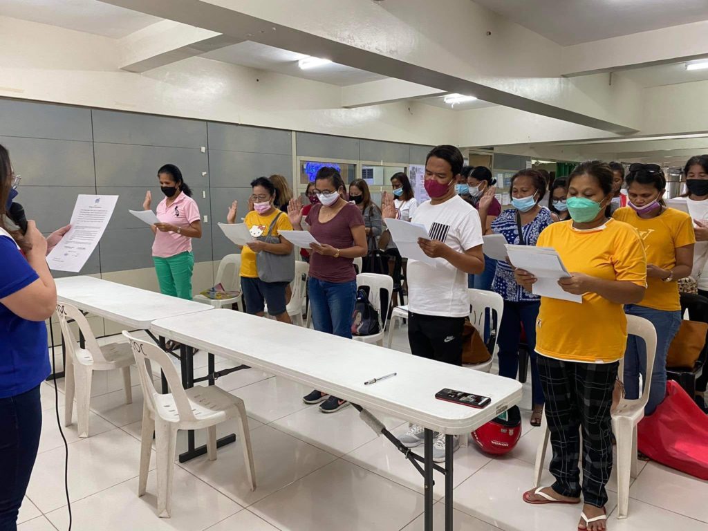 In photo: LSP-NSB beneficiaries taking their Pledge of Commitment
