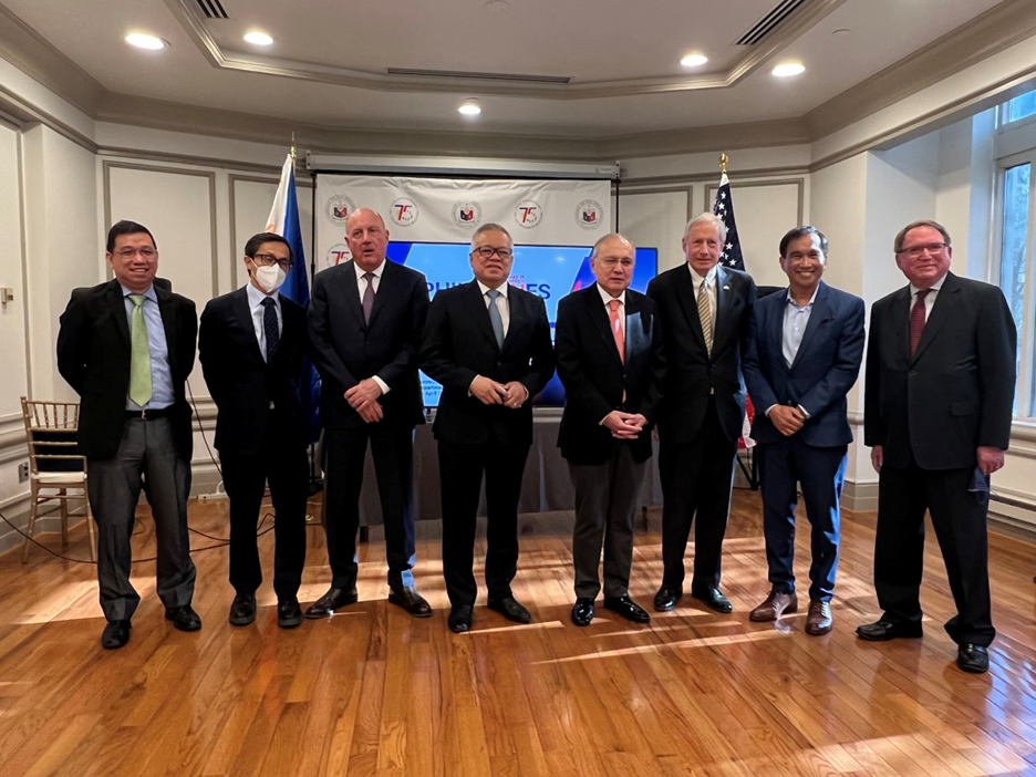 From L to R: DTI Undersecretary Ceferino Rodolfo, Presidential Adviser for Special Programs and Projects Vince Dizon, Philippine Honorary Consul to the State of Florida Henry Howard, Trade Secretary Ramon Lopez, Philippine Ambassador Jose Manuel Romualdez, US-Philippines Society Executive Director Hank Hendrickson, former US Ambassador to the Philippines Thomas Hubbard, and Mr. Roberto Llames, Member of the Board of Directors of the US-Philippines Society.