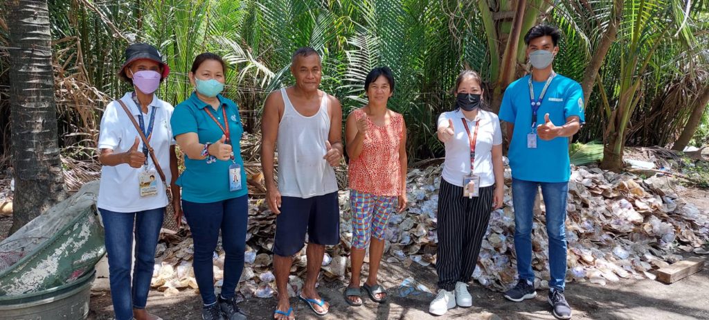 Capiz fishermen together with DTI Quezon STIDS Ma. Graciela C. Ledesma and Negosyo Center Sariaya Business Counselor Shayne B. Nocus