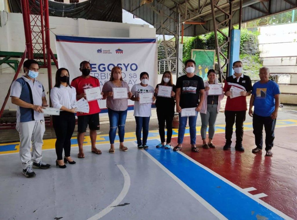 Group photo: DTI-Laguna together with beneficiaries of livelihood kits from Cavinti,Laguna