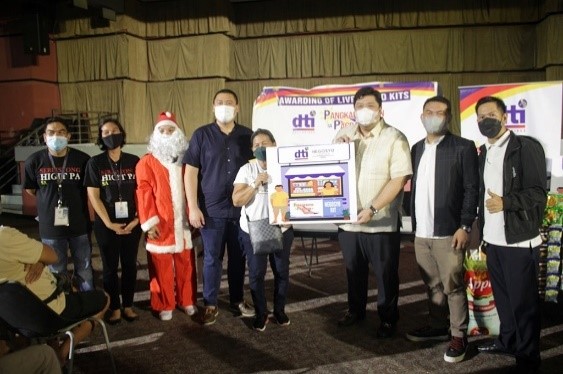 DTI Rizal together with the Bingonan, Rizal LGU in awarding PPG livelihood kits