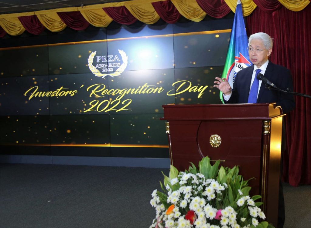 Trade Secretary Fred Pascual praising PEZA’s top-performing economic zone developer and locator companies during the Investors’ Recognition Day
