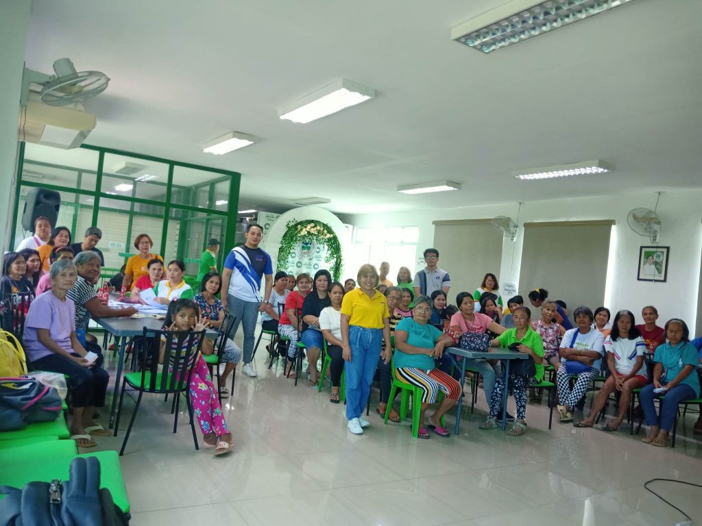 In photo: Mr. Nicols Consignado and Mr. Cris Mark Bermudo, Negosyo Center Business Counsellors, together with the attendees of seminar.