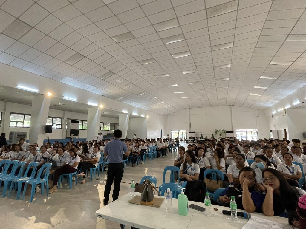 300 students listening to the speaker talk about the topic "How to Start Your Business"