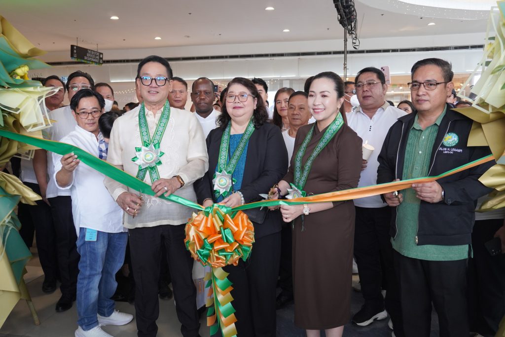 DTI and City of Dasmariñas LGU officials at the ribbon-cutting ceremony of OTOP Store in SM Dasmariñas