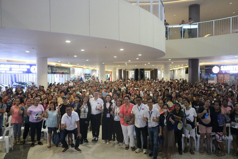 DTI officials and Bacoor City LGU officials with 785 sari-sari owners poses during the Tindahan Mo, e-Level up mo! A Sari-sari Store Advancement Program