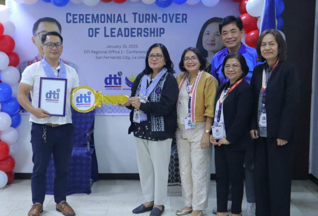 RD Panhon handed the symbolic key and DTI Ilocos Region logo to Acting RD Membrere. Witnesses were PD Amelia Galvez, PD Natalia Dalaten, Acting PD Victoria Ordono and Acting PD Zaldy Zafra