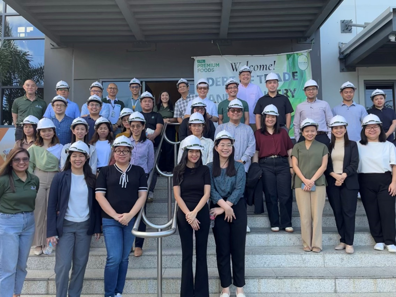 The FTSC delegation consisting of overseas Trade Counsellors and Manila office staff at the Oleo-Fats, Inc. posing for a photo.