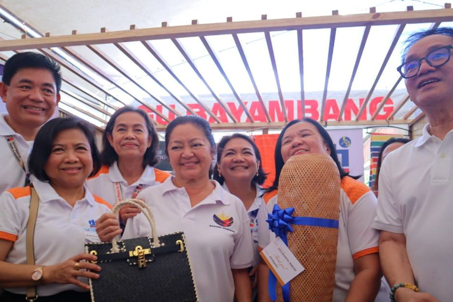 First Lady Liza Araneta Marcos with DTI ROG Asec. Dominic Tolentino, DTI R1 Regional director Merlie Membrere and DTI Region 1 staffs smling during the LAB For All Project.