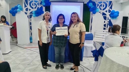 Loreta posing for a photo with two DTI employees during Pangkabuhayan sa Pagbangon at Ginhawa (PPG) program.