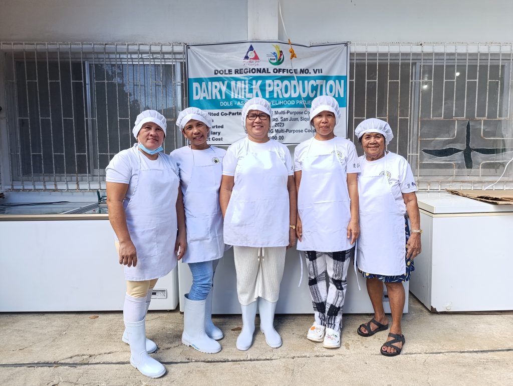 Photo of the female members of the Kababayen-an Alang sa Paglambo sa Nadudnong Industriya sa Gatas Multipurpose Cooperative (KAPANIG) in Siquijor.