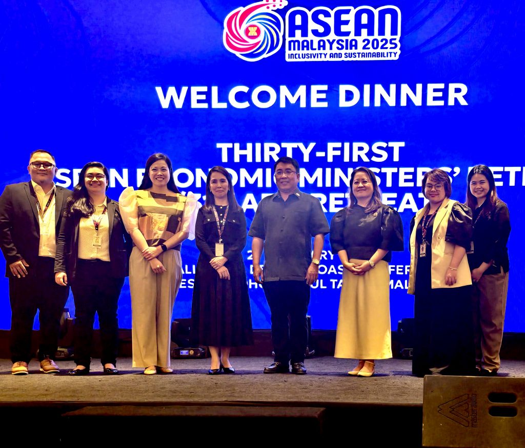 The Philippine Delegation at the 31st ASEAN Economic Ministers' (AEM) Retreat and Related Meetings, led by DTI Undersecretary Atty. Allan B. Gepty (fifth from left); PTIC Kuala Lumpur Commercial Counsellor Norjamin Delos Reyes (fourth from left). The Philippine Delegation at the 31st ASEAN Economic Ministers' (AEM) Retreat and Related Meetings, led by DTI Undersecretary Atty. Allan B. Gepty (fifth from left); PTIC Kuala Lumpur Commercial Counsellor Norjamin Delos Reyes (fourth from left).