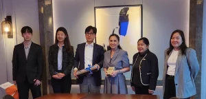 From left to right: Mr. Sung Euan Kim, Global Development Team Leader; Ms. Han Seul Choi, Associate; Mr. Lee Kwon Hyoung, Managing Director-Global Department; Philippine Trade and Industry Secretary Cristina A. Roque; Ambassador Maria Theresa B. Dizon-De Vega; and DTI-PTIC Seoul Commercial Counsellor Charmaine Mignon S. Yalong during a meeting with top Korean firms to boost Philippine food and retail investments.