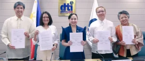 In photo: From L to R: JFC Vice President and Head of Public Affairs Atty. Raul Academia, DTI-ROG Undersecretary Blesila A. Lantayona, DTI Secretary Cristina A. Roque, JFC Philippines Chief Executive Officer and Head for Jollibee Global Joseph Tanbuntiong, JGF President Ma. Gisela Tiongson. Standing in front of a backdrop with the DTI Philippines logo, indicating the formal signing of a memorandum of understanding (MOU) between the Department of Trade and Industry (DTI), Jollibee Foods Corporation (JFC), and the Jollibee Group Foundation (JGF). This MOU aims to support and enhance the capabilities of micro, small, and medium enterprises (MSMEs) in the Philippines.