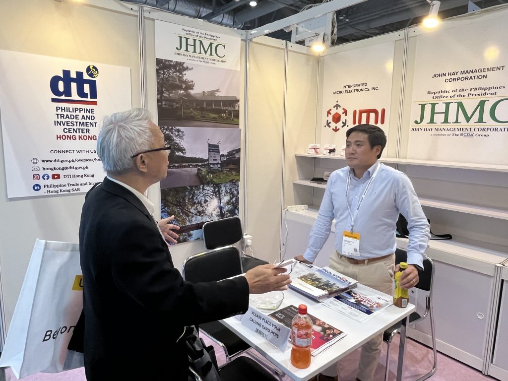 Business Development Manager from IMI, Mr. Sherwin Philip Chang (right), physically participated in the GS to present their offerings to foreign visitors.