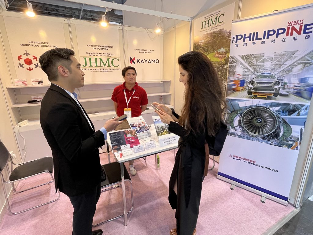 Atty. Mabalot (left) was introducing business opportunities in the Philippines to a foreign visitor.