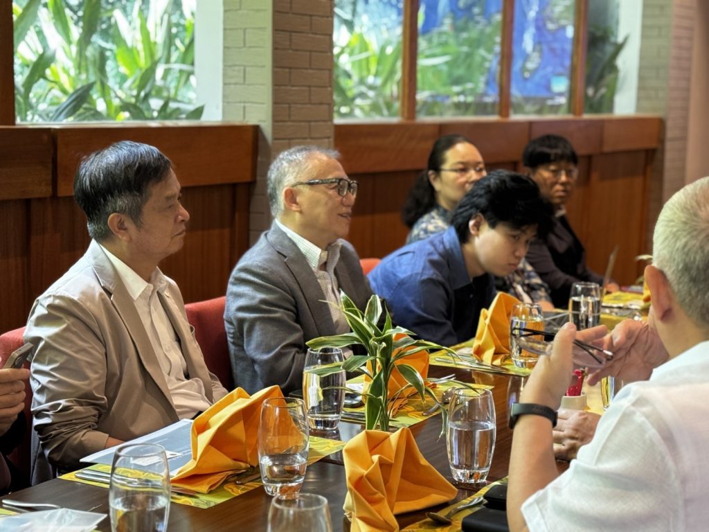 Participating investors during the investment dialogue.