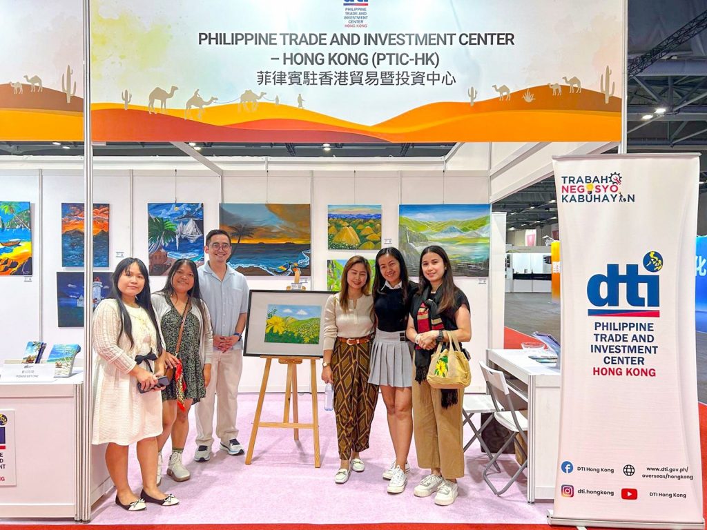 A group photo of Atty. Mabalot and some artists from the Guhit Kulay International taken at the PTIC-HK booth.