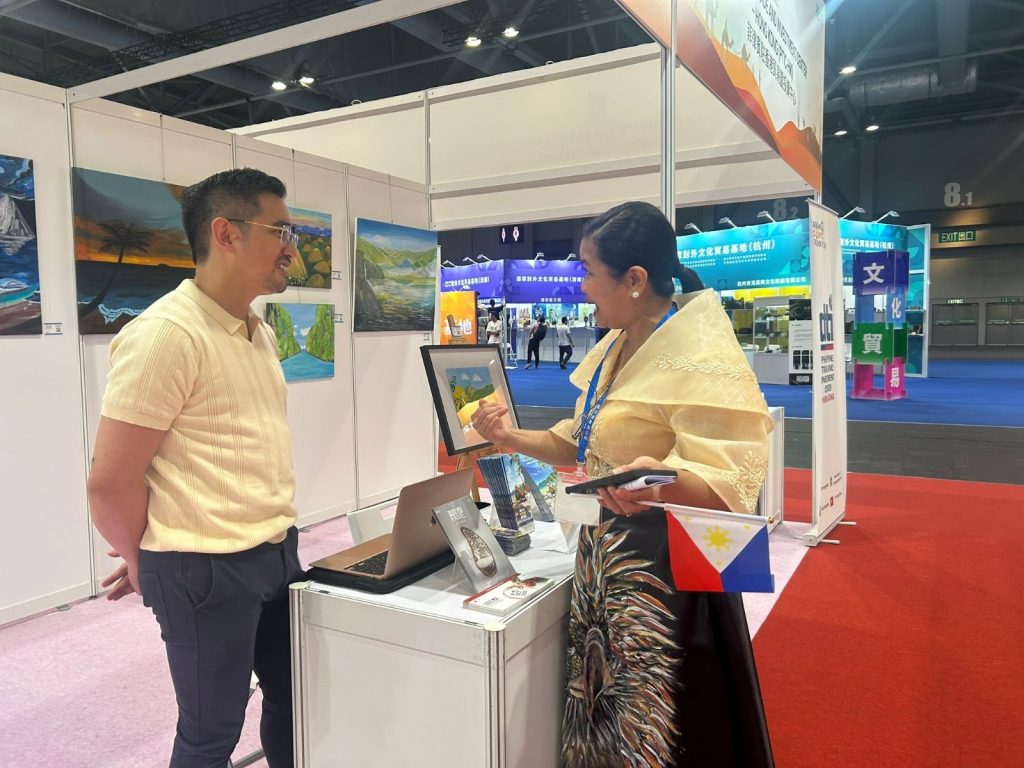 Atty. Roberto B. Mabalot, Jr., Vice Consul Commercial (Left) answered visitor’s inquiries.