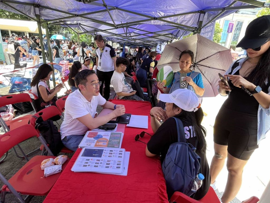 Atty. Mabalot was answering OFW visitors’ inquiries at the PTIC-HK booth.