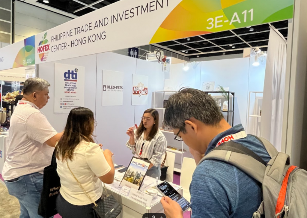 Oleo Fats representative engaging with visitors' inquiries.