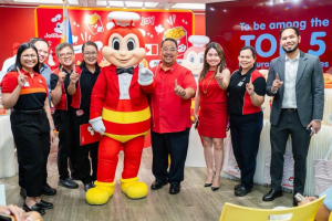 In photo (L-R): Ms. Lea Sudio, Canada Trade and Channels Marketing Specialist; Mr. Jonard Talamayan, General Manager of Jollibee Yonge and Broadway Branch; Mr. Ryan Mercado, Area Manager of Jollibee Canada District 1; Ms. Rhea Martinez, Area Manager of Jollibee Canada District 3; Mr. Kerwin Orville Tate, Philippine Consulate General in Toronto – Deputy Consul General; Ms. Katrina Isabelle Borja-Martin, Philippine Consulate General in Toronto – Consul; Ms. Jhoana Feraren, Area Manager of Jollibee Canada District 2; Mr. Mario Tani, Philippine Trade and Invesment Center - Toronto Trade Commissioner