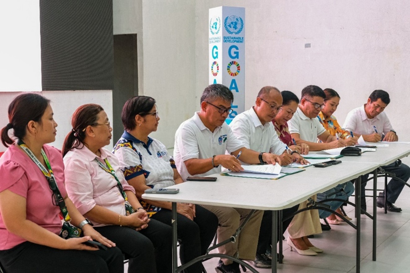 DTI-BPS Director Neil P. Catajay, DTI Romblon OIC Provincial Director Orville F. Mallorca, RSU President Dr. Merian C. Mani and other DTI-BPS and RSU officials sign the memorandum of understanding during the last day of STRACAP Caravan in Romblon